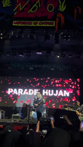 Parade Hujan (Payung teduh X pusakata) Sungguh indah petikan gitarmu bang dimalam ini 🤩 . . #fyp #payungteduh #paradehujan #pusakata #karangasamfestival2025 