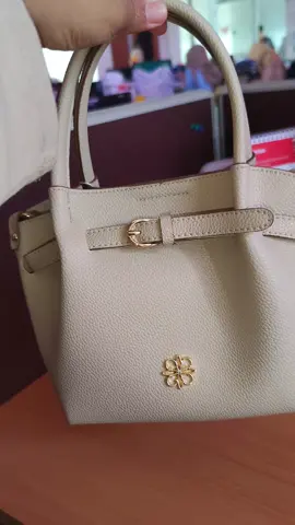 Model nya manis banget say... cocok buat semua acara kamu... let's cekout sblm kehabisan... #lescatino #handbag #taswanita #satchelbag #tarylescatino 