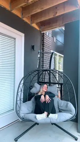 Mi lugar feliz🍃☘️ Podría pasar horas y horas aquí… 🕰️✨ Cuando estás en un lugar donde te sientes cómoda, feliz y en paz, el tiempo simplemente vuela 💛🏡 #HomeVibes #DecoraciónHogar #eggchair #SillaHuevito 