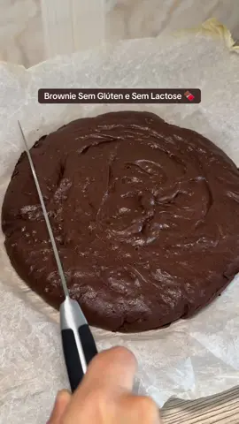 ✨ Já pensaste num doce delicioso e sem culpa? É este! 🍫 Brownie úmido, rico em chocolate, sem glúten, sem lactose e sem açúcar refinado! Ingredientes: * 200g chocolate amargo * 120ml óleo de coco * 10g cacau em pó 100% * 4 ovos * 150g açúcar mascavo ou demerara * 100g farinha de amêndoas * 1 pitada de sal Modo de preparo:  1. Derreter em banho-maria: chocolate + cacau + óleo de coco. 2. Numa taça, bater ovos + açúcar. 3. Juntar a mistura de chocolate, mexendo bem. 4. Adicionar farinha de amêndoas + sal. 5. Colocar numa forma e levar ao forno pré-aquecido a 180 °C por ~20 min. #BrownieFit #SemGluten #SemLactose #ChocolateLovers #ReceitasSimples 