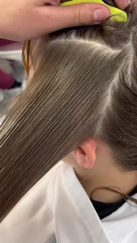 🚨 Parents, écoutez bien ! Vous en avez MARRE des poux qui s’incrustent dans les cheveux de vos enfants ? 😩 Ça gratte, ça stresse, et on dirait une bataille sans fin ! Mais j’ai LA solution ULTIME, testée et approuvée, pour dire ADIEU aux poux en un clin d’œil ! 👀 #AstucePoux #ParentsGagnants #StopAuxPoux