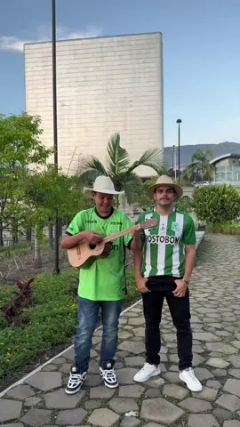 Antes de que ruede el balón, que suene la trova 🎤⚽️. Ya estamos calentando para el #ClasicoPaisa.#atléticonacional🇳🇬💯💚🏆 #deportivoindependientemedellin🔴🔵 #ligabetplay 