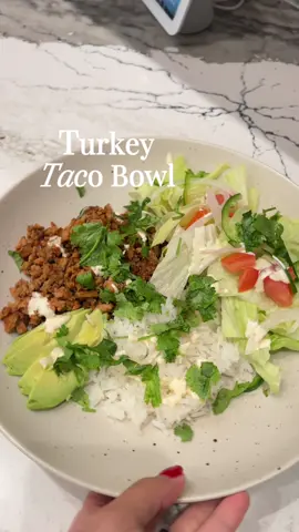 Healthy Turkey Taco Bowl ✨ Simple • Wholesome • Full of flavor Ingredients (2–3 servings): 1 lb ground turkey 1 packet taco seasoning 1 tbsp tomato paste ½ onion, diced ½ tomato, diced 1 cup cooked white rice Fresh salad (lettuce, tomato, onion, jalapeño) Fresh cilantro to taste ½ avocado, sliced Sauce: 1 tbsp sour cream + a drizzle of sriracha 🌶️ 👉 That’s it! A quick, balanced bowl packed with flavor and perfect for meal prep. #turkeytacobowl #cleaneating 