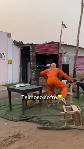 Teimoso sofre😂 #memestiktok😂😂  @LINDA NETO 