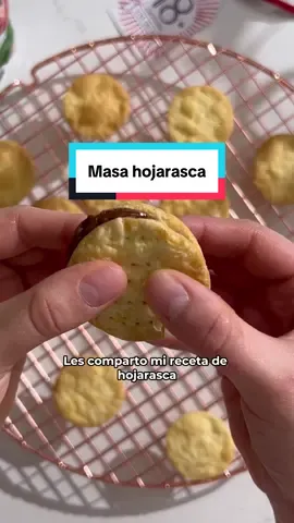 Receta Hojarasca ❤️ para mi es como la receta madre del dieciocho, hay taaantos dulces que se hacen a partir de ella. Guarden esta receta por años para que no les falten dulces chilenos todos los 18😍. Esta receta es exquisita! Lleva más mantequilla y es más húmeda que la hojarasca más tradicional (de hecho muchas recetas de hojarasca no llevan mantequilla 👀), pero es muchísimo más rica y crocante!  Les sirve para hacer cachitos, alfajores, tacitas, tortas, etc ❤️. Les voy a estar subiendo varias recetas dieciocheras pero quise dejar este reel con la receta base de hojarasca porque muchos dulces chilenos la usan! Cuéntenme cuál les gustaría que suba ❤️. Ingredientes: 210 g Harina sin polvos de hornear  100 g Mantequilla sin sal, fría y en cubitos 90 ml Leche  2 Yemas   1 Cda Pisco  Procedimiento: 1. Agregar a un bowl la harina y la mantequilla cortada en cubos pequeños. 2. Pellizcar con las yemas de los dedos hasta obtener una consistencia arenosa y ya no queden trozos grandes de mantequilla. 3. En un bowl aparte mezclar la leche, yemas y pisco. 4. Agregarlo al bowl con harina y mezclar utilizando un tenedor, manos o raspa. No amasar. Va a quedar una mezcla muy húmeda pero no le agregues más harina. 5. Envolver en film plástico de cocina y refrigerar durante toda la noche o al menos 8 horas. 6. Al día siguiente estirarla bien delgada sobre un mesón enharinado (unos 2mm de grosor para cachitos y muy importante: lo más delgada posible para alfajores, discos de torta, etc), pincharla con un tenedor de ser necesario en la receta y utilizarla para hacer alfajores, tortas, tacitas, cachitos o lo que más te guste.  La horneo a 180°C pero el tiempo de cocción depende de la preparación que hagamos con ellos! Voy a subir varias. Para alfajores: 180°C x 10-15 min aprox Discos 20 cm para tortas: 180°C x 13 min aprox  Para cachitos: 180°C x 14 min. Quitar el molde y vuelven por 5 minutos. Importante: tener en cuenta que esta masa siempre se va a achicar un poco en el horno, así que hay que cortarla más grande de lo que la necesitamos. #dulceschilenos #hojarasca #recetahojarasca #recetaschilenas #recetachilena   