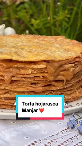 Torta Hojarasca Manjar ❤️ Está torta es riquísima y con mi masa hojarasca de verdad que queda increíble, con textura casi hojaldrada que se deshace en la boca. Hice el doble de mi receta de masa hojarasca (mas abajo les escribo la receta ya duplicada) para hacer 14 discos de 23 cm cada uno. Siempre hay que tener en cuenta que la masa se reduce un poco en el horno! Así que hay que cortarlos más grandes de lo que uno los quiere. Yo los corté de 27,5 cm de diámetro para que quedaran de 23,5. El video con el paso a paso de esta receta se los compartí unos videos más abajo en mi perfil. Es muy importante estirar la masa lo más delgada posible para evitar que se achique demasiado.  Les dejo la receta: Masa hojarasca (las cantidades ya están duplicadas para esta torta) - 420 g Harina sin polvos de hornear  - 200 g Mantequilla sin sal, fría y en cubitos - 180 ml Leche  - 4 Yemas   - 2 Cdas de Pisco  Para rellenar: - 3 tarros de leche condensada cocidos: se les quita la etiqueta y se ponen en una olla a presión o normal, bien cubiertos por agua fría. 30 min en olla de presión o 2 horas y media - 3 horas en olla normal, siempre bien cubiertos por agua. Procedimiento: 1. Agregar a un bowl la harina y la mantequilla cortada en cubos pequeños. 2. Pellizcar con las yemas de los dedos hasta obtener una consistencia arenosa y ya no queden trozos grandes de mantequilla. 3. En un bowl aparte mezclar la leche, yemas y pisco. 4. Agregarlo al bowl con harina y mezclar utilizando un tenedor, manos o raspa. No amasar. Va a quedar una mezcla muy húmeda pero no le agregues más harina. 5. Envolver en film plástico de cocina y refrigerar durante toda la noche o al menos 8 horas. 6. Al día siguiente estirarla en un mesón enharinado, lo más delgada posible pero sin que se rompa y cuidando que no se esté pegando al mesón. Traspasarla a una bandeja de horno con papel para hornear, pincharla muchas veces con un tenedor y cortar los discos sobre la bandeja. Esto evitará que se deformen. 7. Llevarlos al horno precalentado a 180°C x 13 min o hasta que estén ligeramente dorados. No en exceso. 8. Rellenar con capas delgadas de manjar, e ir aplastando las hojarascas a medida que armas la torta #tortahojarasca #hojarasca #recetacasera 