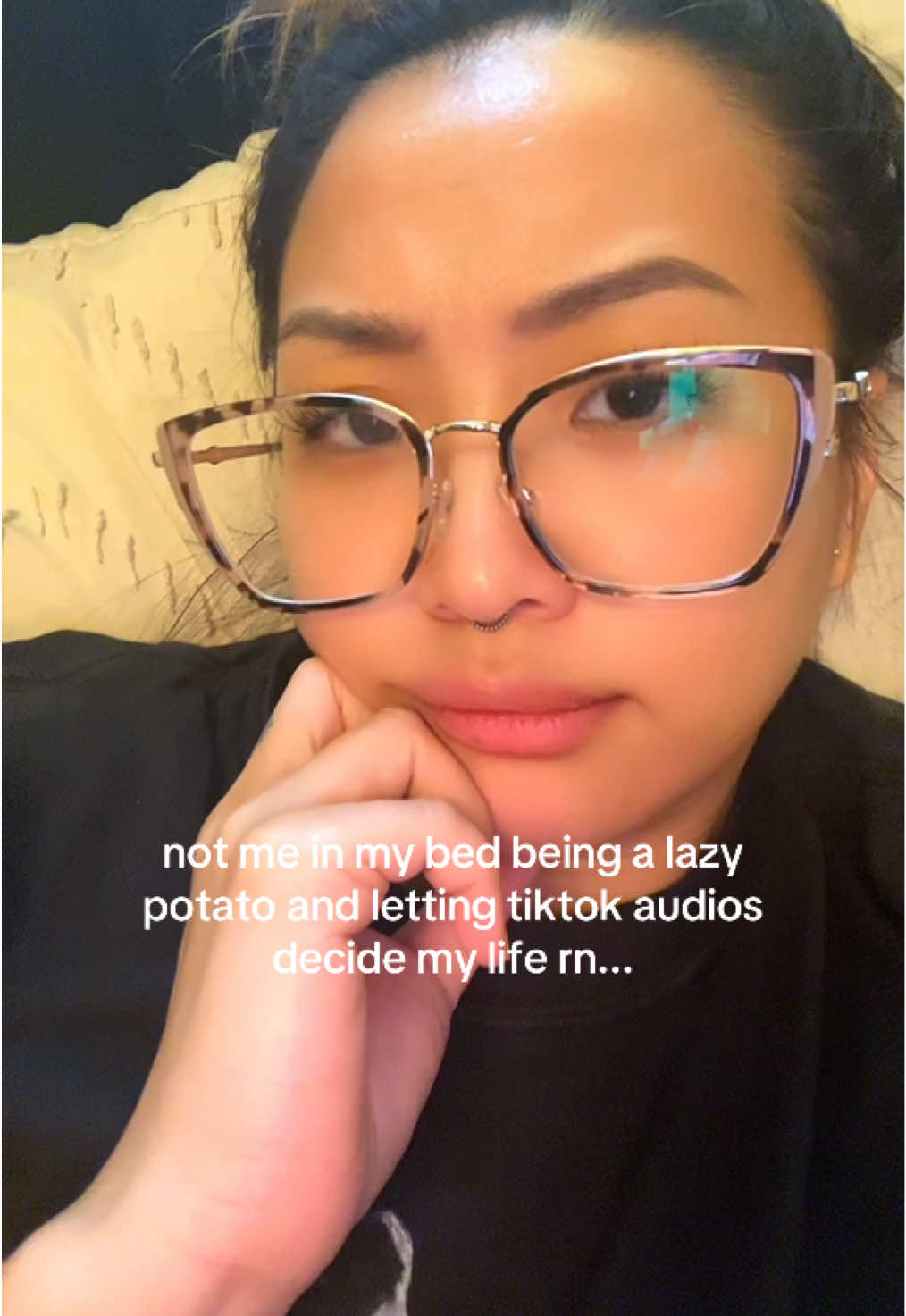 I can do thissss 😅 this cozy weather is making me want to stay in bed all day 😴 butttt ☝🏼let’s not lol. Happy Saturday babes!!  . . . . #workout #tiktokmademedoit #funnytiktokvideos #relatablecontentonly #fitnesshumor  Fitness humor TikTok relatable content funny POV TikTok millennial mom humor TikTok audio trend