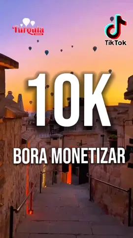 ✨🎈 Imagine acordar e ver o céu cheio de balões coloridos flutuando sobre as incríveis formações rochosas da Capadócia, Turquia! 🇹🇷🏜️ É como entrar em um conto de fadas: montanhas de pedra em formatos únicos, cavernas antigas e o sol nascendo pintando tudo de dourado 🌅✨ Um dos passeios mais inesquecíveis do mundo 🌍💭 ➡️ Subir em um balão 🎈 ➡️ Ver o nascer do sol perfeito 🌞 ➡️ Sentir a paz e a magia do momento ✨ 📍 Capadócia – Turquia 📌 Experiência que vai direto pra sua lista de sonhos! 💖#boramonetizar #10k #capadociaturkey🇹🇷 