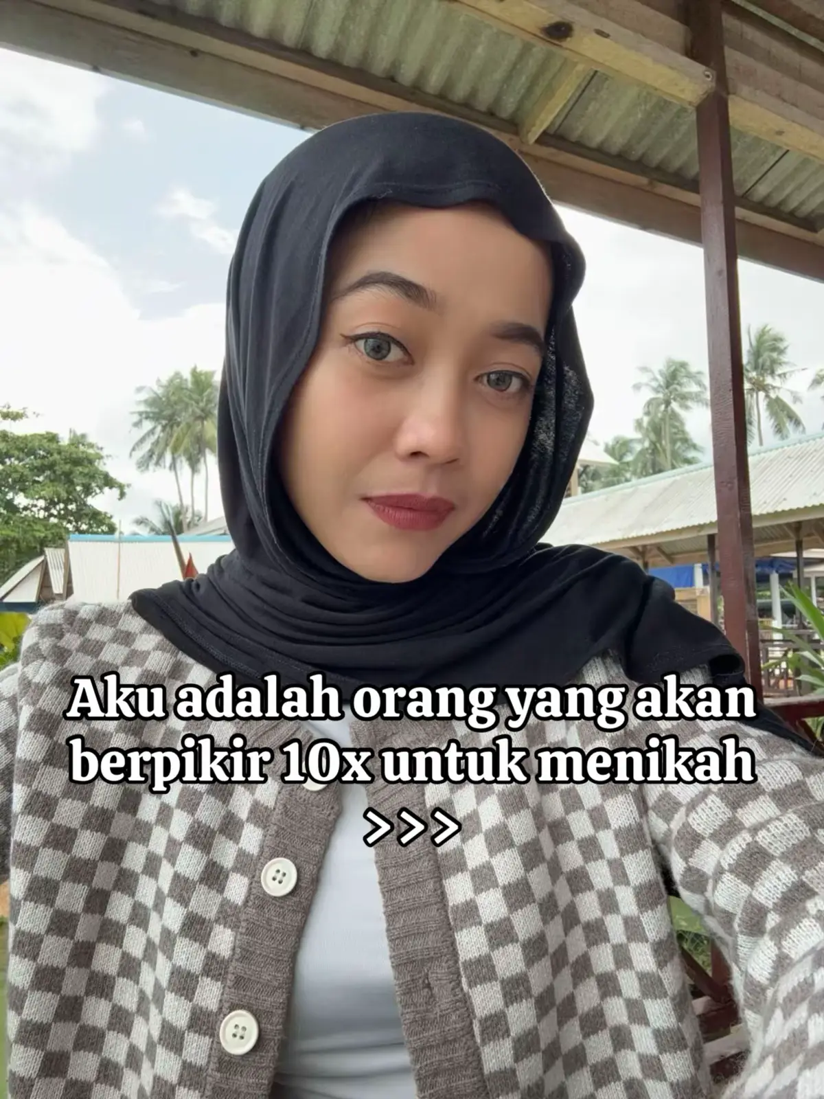 Jatuhnya lebih ke trust issue aja sih Mungkin gak semua rumah tangga itu menakutkan Ada yang sudah puluhan tahun menikah dan masih adem ayem aja berarti mereka menemukan orang yang tepat, ada juga yang pernikahannya hanya 1 atau 2 tahun bertahan ujung ujungnya cerai. Mungkin sudah banyak hal yang sudah dilakukan untuk memperbaiki rumah tangganya tapi tidak menemukan titik terang akhirnya memilih untuk bercerai. Gapapa telat asal dengan orang yang tepat dan rumah tangga itu isinya suami istri yang hidup bersama bukan tinggal bersama 😊