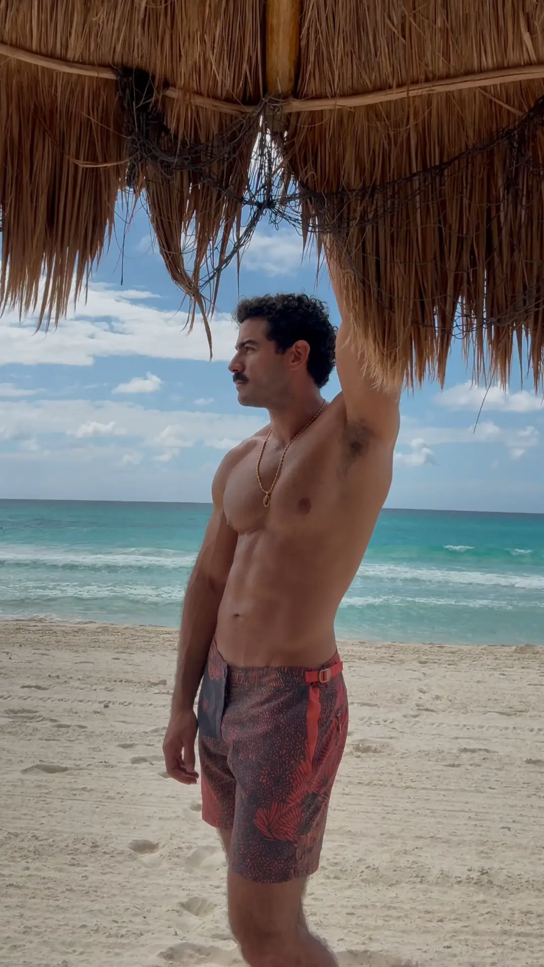Llegar definido a la playa no es cuestión de suerte, es estrategia. Entrenamiento + nutrición + constancia = resultados reales. • Si quieres transformar tu físico sin dejar tu estilo de vida, trabajo con asesorías online 1 a 1. 👉 Mándame un DM para empezar hoy. ⸻ #fitnesscoach #onlinecoaching #asesoriasonline #fitmexico #fitnessmodel 