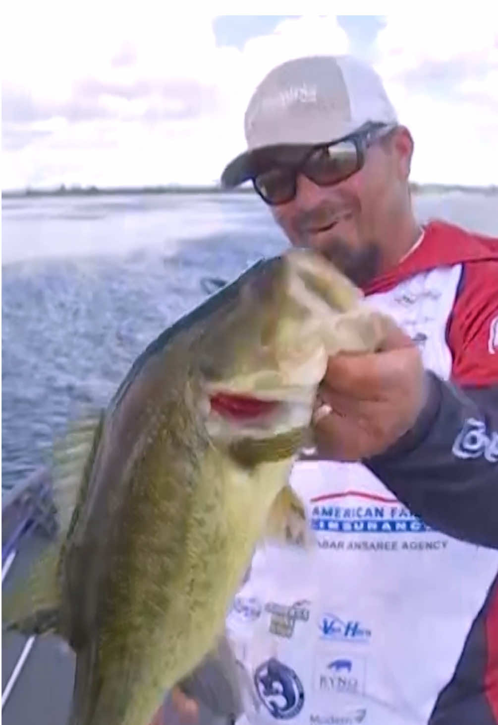 As the day grows longer on the Upper Mississippi, so do the fish. This 4-pound largemouth just bit for @SteveLopezFishing at the @TW Invitationals Championship Presented by @Phoenix Boats. Follow along at www.majorleaguefishing.com.  #bassfishing #explorelacrosse #largemouth #fishtok #fishinglife