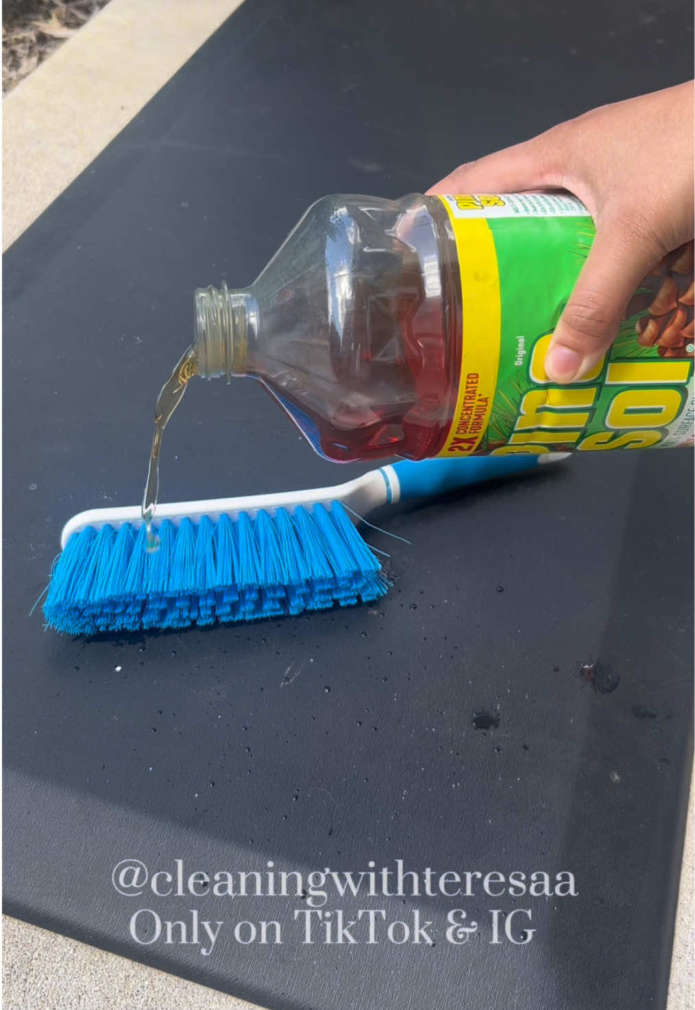 Enjoy this quick kitchen mat scrub!🫧#CleanTok #cleaningtiktok #fyp #asmrcleaning #scrub 