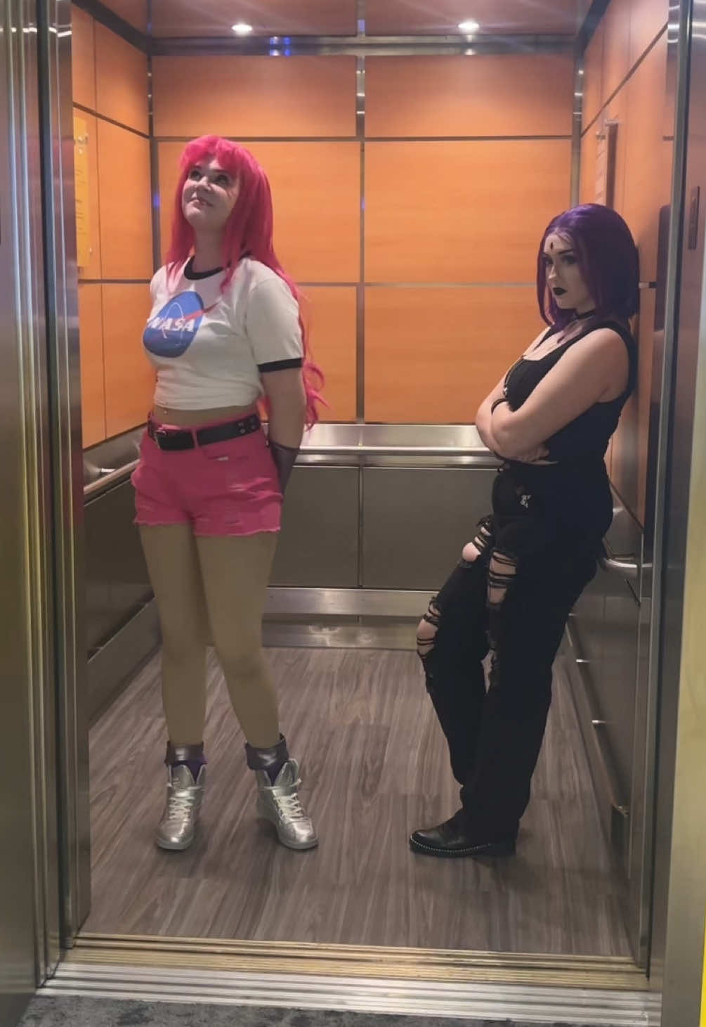 @Confetti Joy 👀  #teentitans #teentitanscosplay #raven #starfire #teentitansraven #teentitansstarfire #ravencosplay #starfirecosplay #ravenandstarfire #rosecitycomiccon #rccc #rosecitycomiccon2025 #sevenminutesinheaven 