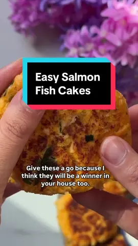 Baby, toddler or adult friendly food. Absolutely delicious and makes for a great lunch or dinner. Save this for later.  🍣Salmon and Sweet Potato Fish Cakes 🍣 200g sweet potato 100g cooked salmon  1 egg 2 spoonfuls of panko breadcrumbs  1 Spring onion (top chopped finely) Combine all ingredients and mash together. Fry lightly in olive oil/coconut oil  for about 5 minutes on each side until cooked through and piping hot.  I cook my salmon in foil beforehand in airfryer or oven. It cooks really quickly #weaning #uk #mum #toddlerfood 