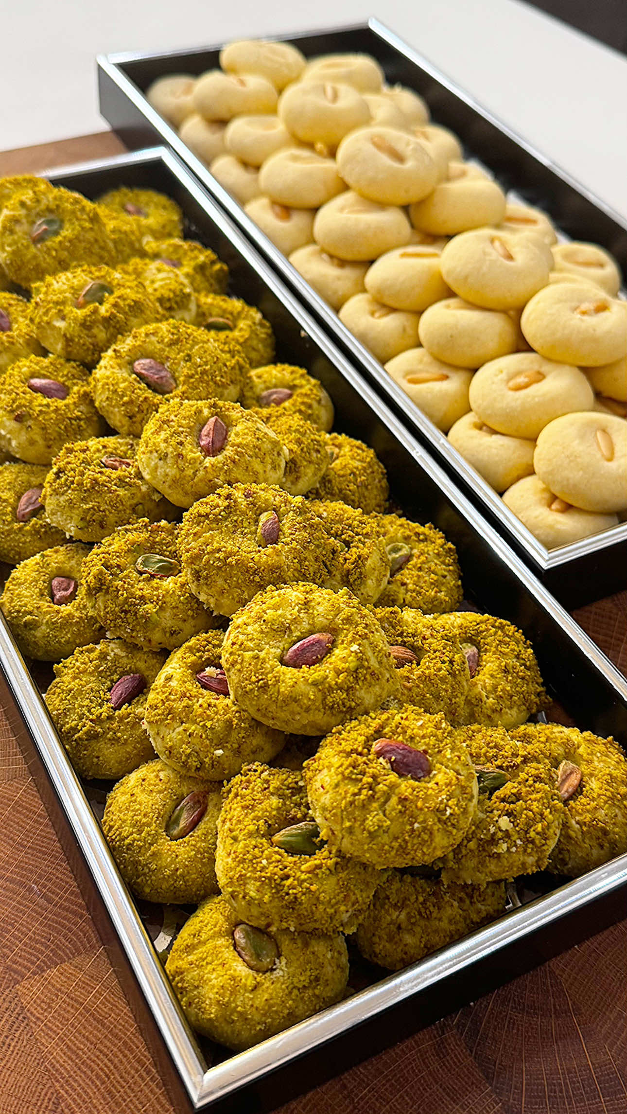 الغريبة بالفستق الحلبي 📌 المقادير | Ingredients 	•	1 كوب (200 غ) سمنة حيوانية باردة جدًا 	•	1 كوب (120 غ) سكر بودرة ناعم (أو أقل حسب الرغبة) 	•	2 كوب (250 غ) طحين أبيض منخول 	•	¼ كوب (25 غ) فستق حلبي مطحون ناعم 	•	للتزيين | For Garnish: 	•	حبات فستق حلبي صحيحة 	•	حبات صنوبر ⸻ 📌 الطريقة | Instructions 	1.	اخفقي السمنة الباردة باستخدام مضرب كهربائي حتى يصبح لونها فاتح جدًا وكريمي. 	2.	أضيفي السكر واخفقي لمدة 5 دقائق تقريبًا حتى يتجانس الخليط ويصبح ناعمًا. 	3.	أضيفي الطحين مع الفستق الحلبي المطحون، وقلّبي باستخدام ملعقة خشبية أو سباتولا (من دون خفق). 	4.	غطّي العجينة وضعيها في الثلاجة حتى تبرد وتتماسك. 	5.	شكّلي العجينة على شكل كرات صغيرة ورتبيها في صينية مبطنة بورق الخبز. 	6.	زيّني الوجه بحبة فستق حلبي أو صنوبرة لكل قطعة. 	7.	أعيدي الصينية إلى الثلاجة لمدة ساعة تقريبًا أو حتى تبرد تمامًا (لضمان عدم التشقق أثناء الخبز). 	8.	اخبزيها في فرن محمى مسبقًا على حرارة 160–180°C (325–350°F) لمدة 10–12 دقيقة في الرف الأوسط، مع تشغيل الحرارة من الأسفل فقط. 	9.	اتركي الغريبة تبرد في الصينية 10 دقائق قبل نقلها إلى طبق التقديم #kuwait #شيف_منى #وصفات_سهله #طبخ #اطبخ_علي_تيك_توك 