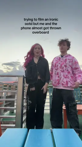 literally started to happen as soon as a press record 😭 - #OOTD #wtf #pinkhair #funny #jillianduvall 