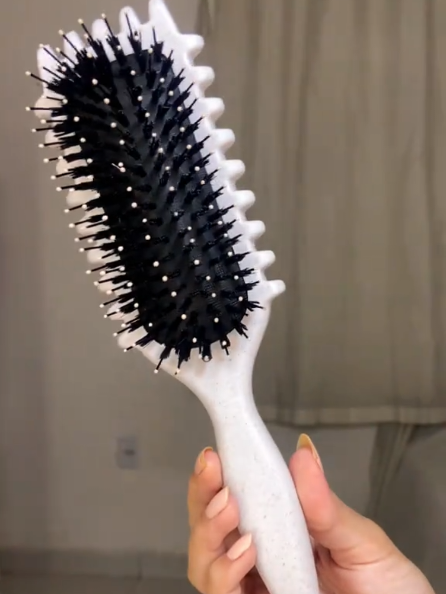 Transforme seus cachos em obra de arte com a Escova Onda Beauty Flash 😍✨ definição, brilho e zero frizz em segundos! 🌀💖 Corre garantir a sua no TikTokShop! 🛒🔥 #tiktokshop #cachos #finalizacaodecachos #cachosperfeitos 