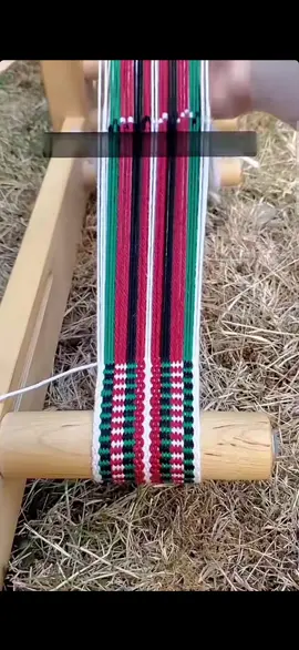 do you know this technique? Credit📸 #technique #weaving #handmade #knit #knitting 