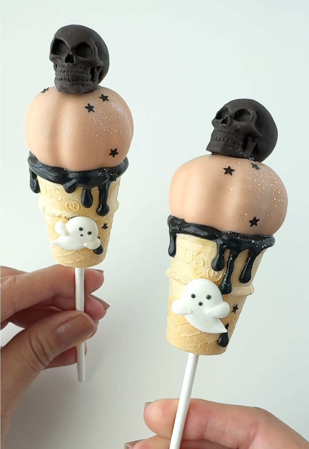 Serving sweet & spooky realness! 🎃🖤 Halloween cake pops!  Ghosts, skulls & natural glitter stars from @Simply Sucré. Cake pop shaped with @My Little Cakepop pumpkin mold 🧡 Use code UNFORGEDIBLEART10 for a discount. #cakepops #HalloweenTreats #spookyseason #icecream #edibleart