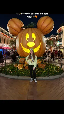 Disney September night vibes 🧡🖤👻 #disneyland#disneyparks#fypシ#disneyhalloween#bestfriend  @Breezy 🥰