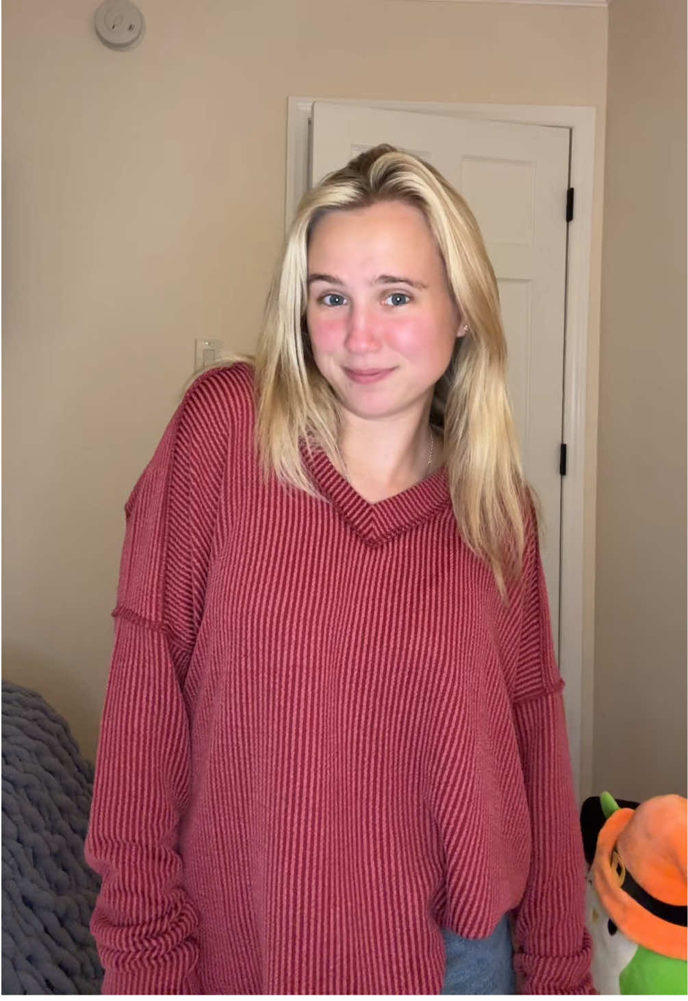 This sweater is so cute ! #sweater #cute #tiktok #tiktokshop 