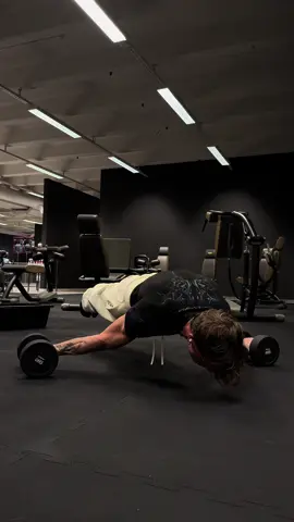 back in gym doing this… #Calisthenics #fullplanche #athlete #fyp #gym 