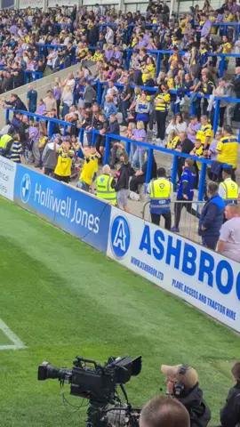 Some classy Warrington fans leaving the ground 🤣🤣 and the rest doing the Wigan walk with 15 mins left of the match shame they missed both their teams tries but they still got battered but maybe next year will be their year #leighleopards #warringtonwolves #superleague #rugby #walkofshame  @Betfred Super League @Leigh Leopards @Warrington Wolves 