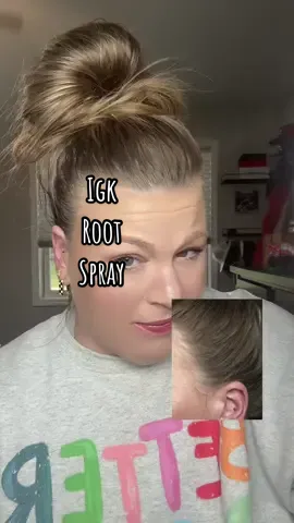 ✨ Instant root refresh + fuller hair ✨ Covers grays, adds volume, and blends like a dream. I used Dark Blonde — but there’s a perfect match for everyone 💛 #IGKHair #RootSpray #GrayCoverage #FullerHair #HairHacks @IGK Hair 