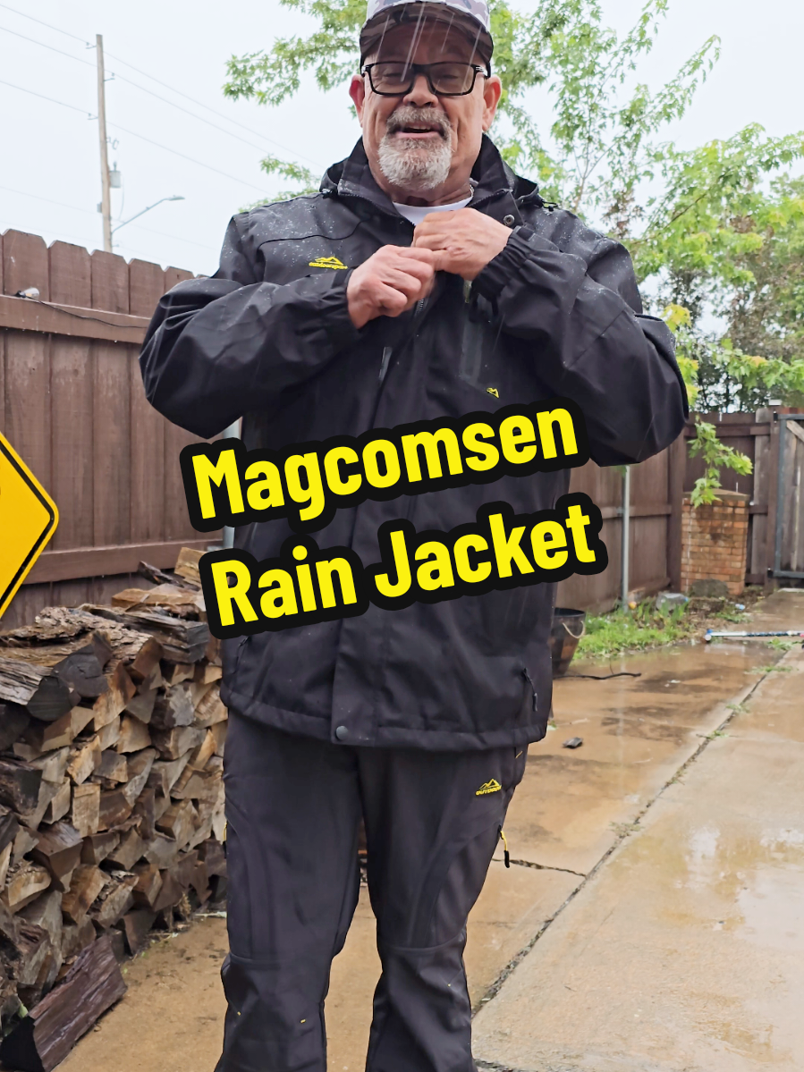 Great little rain jacket that is light and easy to wear but super comfortable and windproof and waterproof jacket #jacket #rainjacket #raincoat #rain @Magcomsen @Tessa_yee 