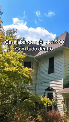 No meio do mato, escondida no fim de uma estrada de terra, está uma casa construída em 1900. Por fora parece comum, mas por dentro é como voltar no tempo. Logo na entrada ainda estão os sapatos de quem um dia chegou do trabalho, panelas sobre o fogão e cartas espalhadas. A sala guarda móveis antigos, quadros nas paredes e até um piano parado no canto #urbexbrasil #casaabandonada #tudoabandonado #lugaresabandonados 