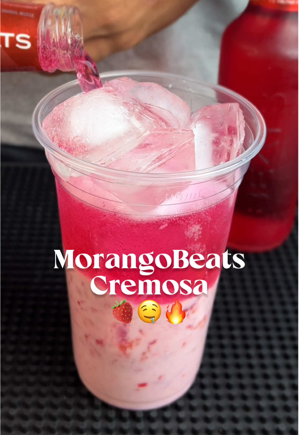 MorangoBeats Cremosa 🤤🔥 Ingredientes: • morangos • ⁠50ml de leite condensado • ⁠bastante gelo • ⁠Skol Beats de Frutas Vermelhas JÁ MANDA PRA QUEM VAI BEBER ESSE COM VOCÊ! #drinksfaceis #skolbeats #morangos 