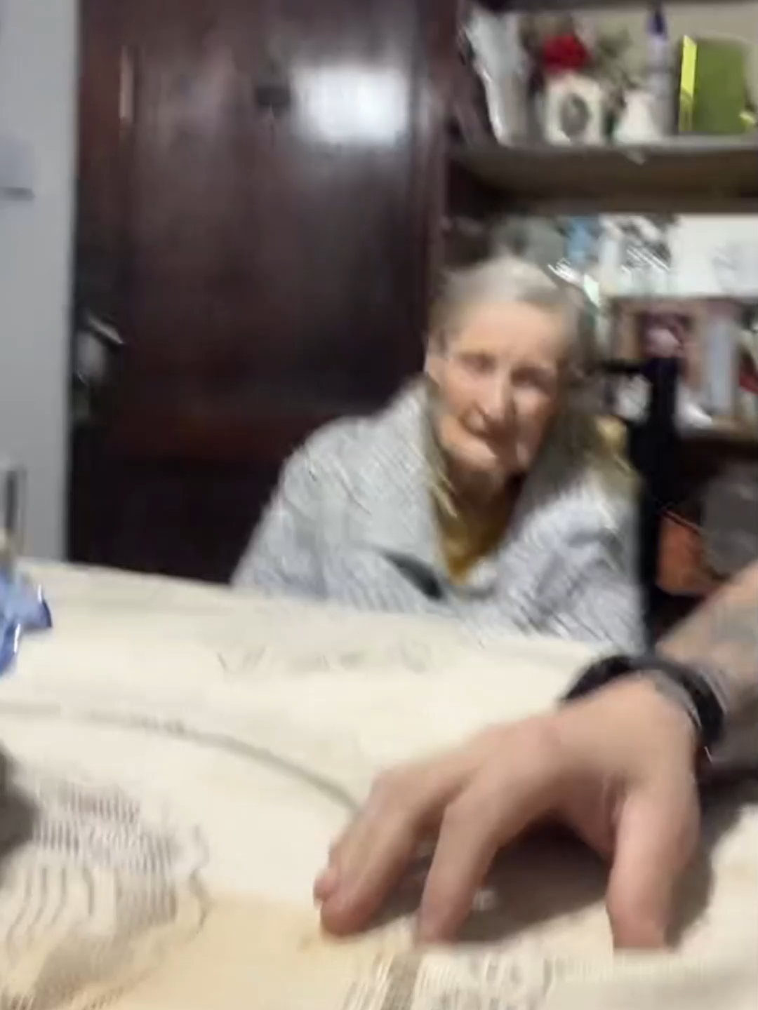 Abu y Juli Mi nieto @julianoogomezz3 crea el contenido diario.  #fyp #paratii #tendencia #viralvideos #paratiiiiiiiiiiiiiiiiiiiiiiiiiiiiiii #abuela #reels #gracioso