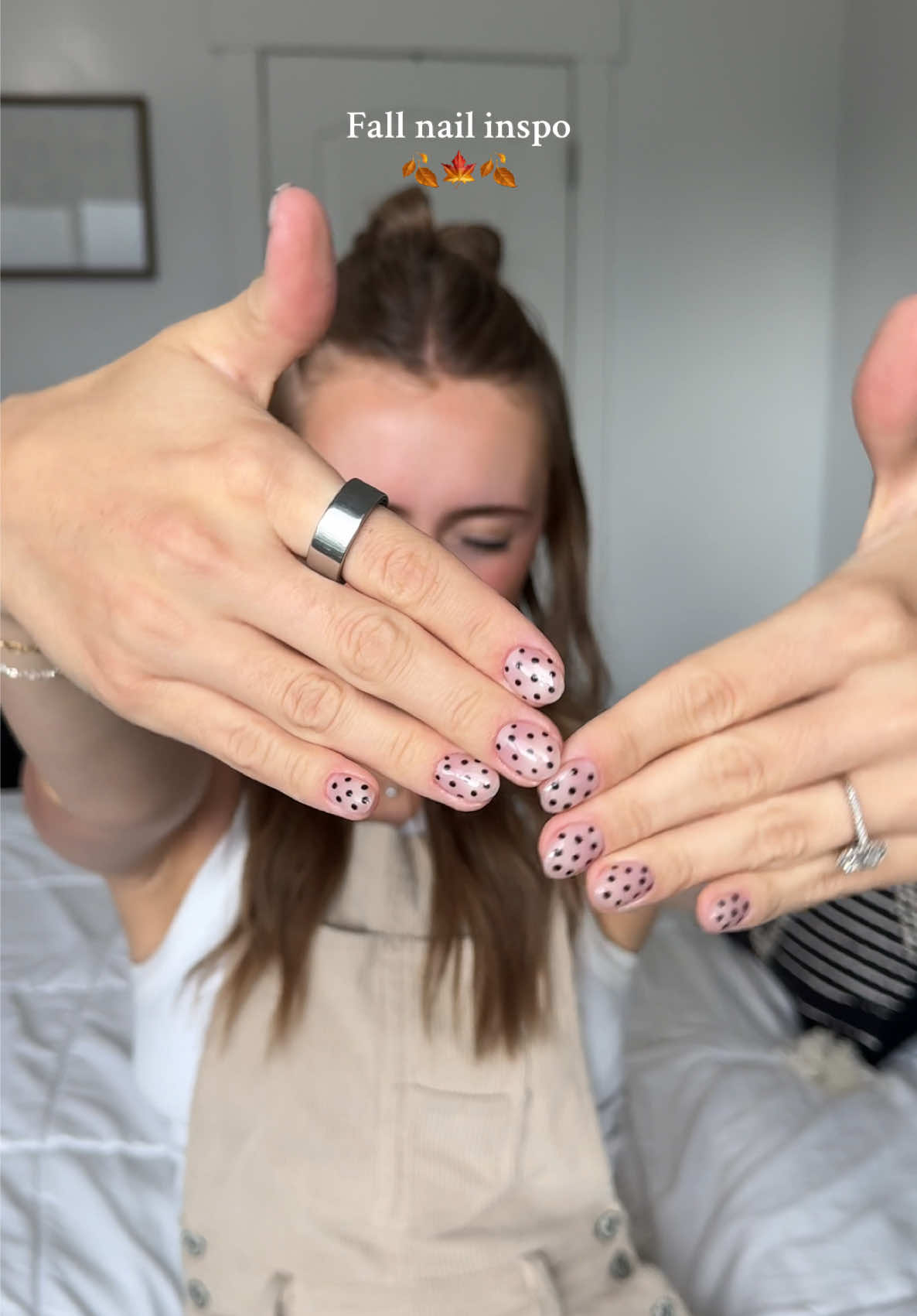 The perfect fall transition nails!🤍🖤🍂 #fall #nail #nailtransition #ring #autumn 