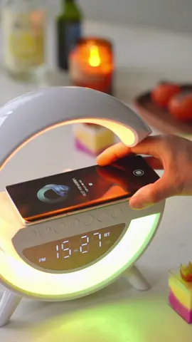 Não é só uma caixa de som 🎵💡 Toca música, ilumina com LED, carrega celular sem fio e ainda te acorda com nascer do sol! 🌅 Tudo em um único aparelho inteligente.