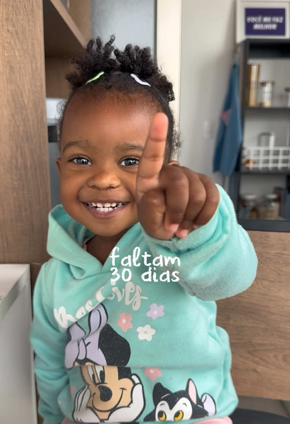 do ‘dandara, 1 aninho’ até chegar ao ‘2 aninhos’ de hoje… foram dias que viraram meses, cheios de descobertas, risadas gostosas, chorinhos que ensinaram, conquistas que encheram meu coração e um amor que só cresce. 🥹💖 ouvir você dizer ‘2 aninhos’ hoje é como sentir o tempo passar diante dos meus olhos — rápido demais, mas ao mesmo tempo tão cheio de vida. e, no meio desse caminho, percebo que não é só você que está crescendo… eu também estou. tenho apenas alguns anos de maternidade e sigo aprendendo, tropeçando, acertando e me reinventando com você. obrigada, filha, por ser minha maior professora, por transformar cada detalhe do cotidiano em algo grandioso e por me ensinar que o amor não tem medida. te amo infinitamente. feliz vida, dandara. que os seus 2 aninhos sejam só o começo de uma história linda, que eu tenho o privilégio de viver ao seu lado. 🌷✨ #maedemenina #maternidade #felizaniversário #2aninhos 