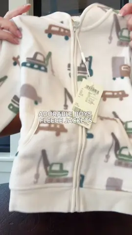 Parents, meet the fleece jacket your kid will want to wear EVERY day. 🧥☁️ It’s lightweight, super soft, and holds up to all the adventures (hello, no shrinking or fading 🙌). Perfect for layering and available in so many fun prints—this is the jacket we keep reaching for again and again! #BoysJacket #FleeceJacket 
