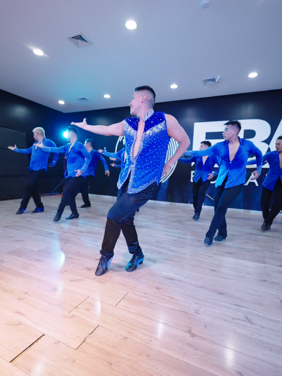 Te gustaría bailar la coreografía completa en nuestras clases de baile ? 😍 LA ESTRATEGIA 💘 @Johnny Sky  Mira la coreografía completa en mi canal de YouTube 🚨 #longervideos #bachata 