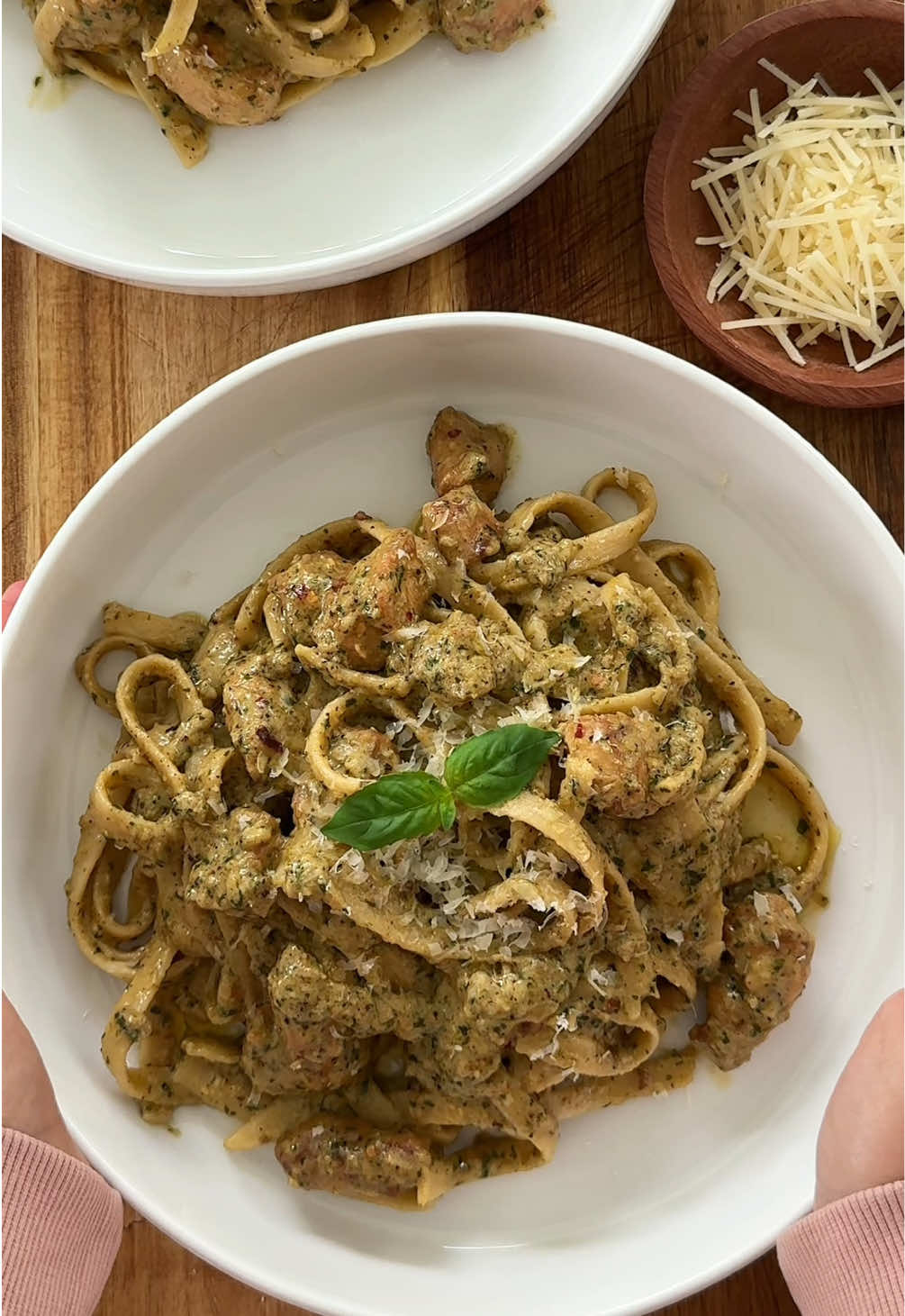 Chicken Pesto Pasta 🍝 Ingredients:  12 oz fettuccine pasta  2 chicken breasts (or thighs), cut into bite-sized pieces 1 tbsp olive oil (for seasoning chicken) 2 tbsp olive oil (for cooking) 2 tbsp butter 4 cloves garlic, minced ¾ cup heavy cream 1 cup grated Parmesan cheese ½ cup fresh pesto (recipe below) or store bought pesto  Chicken seasoning 1 tsp garlic powder 1 tsp onion powder 1 tsp paprika 1 tsp red pepper flakes Salt & black pepper, to taste Homemade Pesto 2 cups fresh basil leaves (packed) ½ cup grated Parmesan cheese ⅓ cup pine nuts (lightly toasted) 2–3 cloves garlic ½ cup extra virgin olive oil Salt & black pepper, to taste #chicken #pesto #pasta #EasyRecipe #homemadefood 