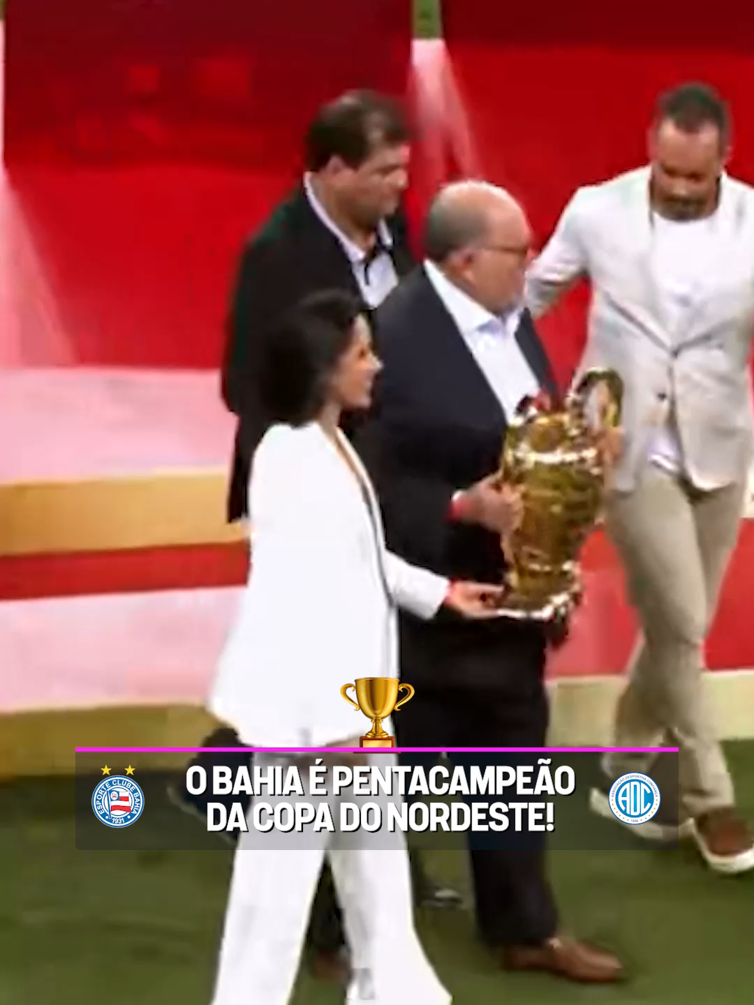ÚNICO PENTA É O ESQUADRÃO! 🇱🇺🏆🏆🏆🏆🏆 O Bahia ergueu a taça da 'Lampions League' após vencer o Confiança no jogo da volta! #CopaDoNordeste2025 #Futebolbrasileiro  📹: TV Bahêa#bahia #gilberto #luchorodriguez