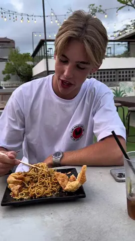 Bule makan mie gacoan.