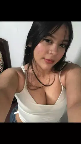 MANTA Identifican a la jóven estudiante asesinada fuera del colegio. Ashley Fabiana Loor Carranza de 16 años de edad, es la adolescente que fue acribillada con cerca de 10 impactos de bala afuera de su colegio. La estudiante se preparaba para ingresar a sus actividades escolares, cuando sujetos desconocidos la esperaban fuera del colegio y le propinaron los disparos, para luego perderse en la ciudad. Pocos minutos después, se reportó el incendio de vehículo en el barrio Bellavista 2.   Este hecho causó conmoción y alerta en el sistema educativo, es el primer caso del asesįnato de una estudiante distrito Manta, pese a que se han registrado varios ataques fuera de planteles educativo, ciudadanía solicita presencia mayor presencia de Policías. Con este caso suben a 342 caso registrados en los cantones de Manta, Montecristi y Jaramijó.