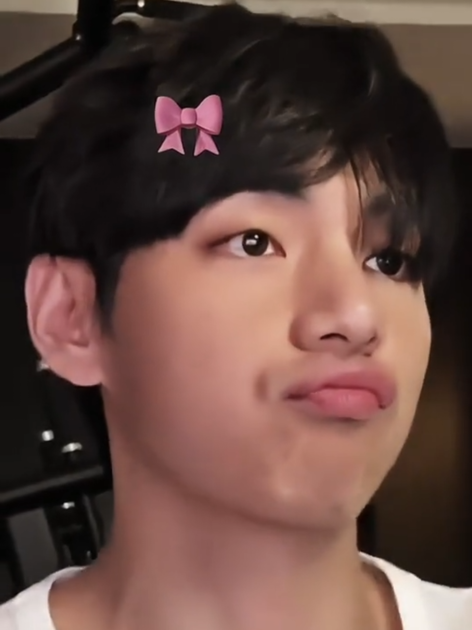 he's so cute😭🍞🤏 #taehyung 