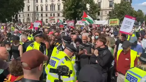 Once again, many elderly individuals were among those arrested at a large demonstration in London today, including Reverend Sue Parfitt, 83, who was also arrested at the last demonstration. Over a thousand protesters gathered, calling for an end to the ban on Palestine Action and risking charges under the Terrorism Act for holding placards that read, “I oppose genocide. I support Palestine Action.” Via @defendourjuries  ‎العديد من كبار السن من بين المعتقلين في مظاهرة حاشدة شهدتها لندن اليوم. أكثر من ألف متظاهر تجمعوا مطالبين بإنهاء الحظر المفروض على “Palestine Action”، وقد تم اعتقال العديد بموجب قانون الإرهـ..ـاب لحملهم لافتات كُتب عليها: “أنا أعارض الإبـ..ـادة الجماعية. أنا أؤيد Palestine Action. #SAVEGAZA♥️🇵🇸 #FREEPALESTINE♥️🇵🇸✊️ #BOYCOYTTISRAHELL 