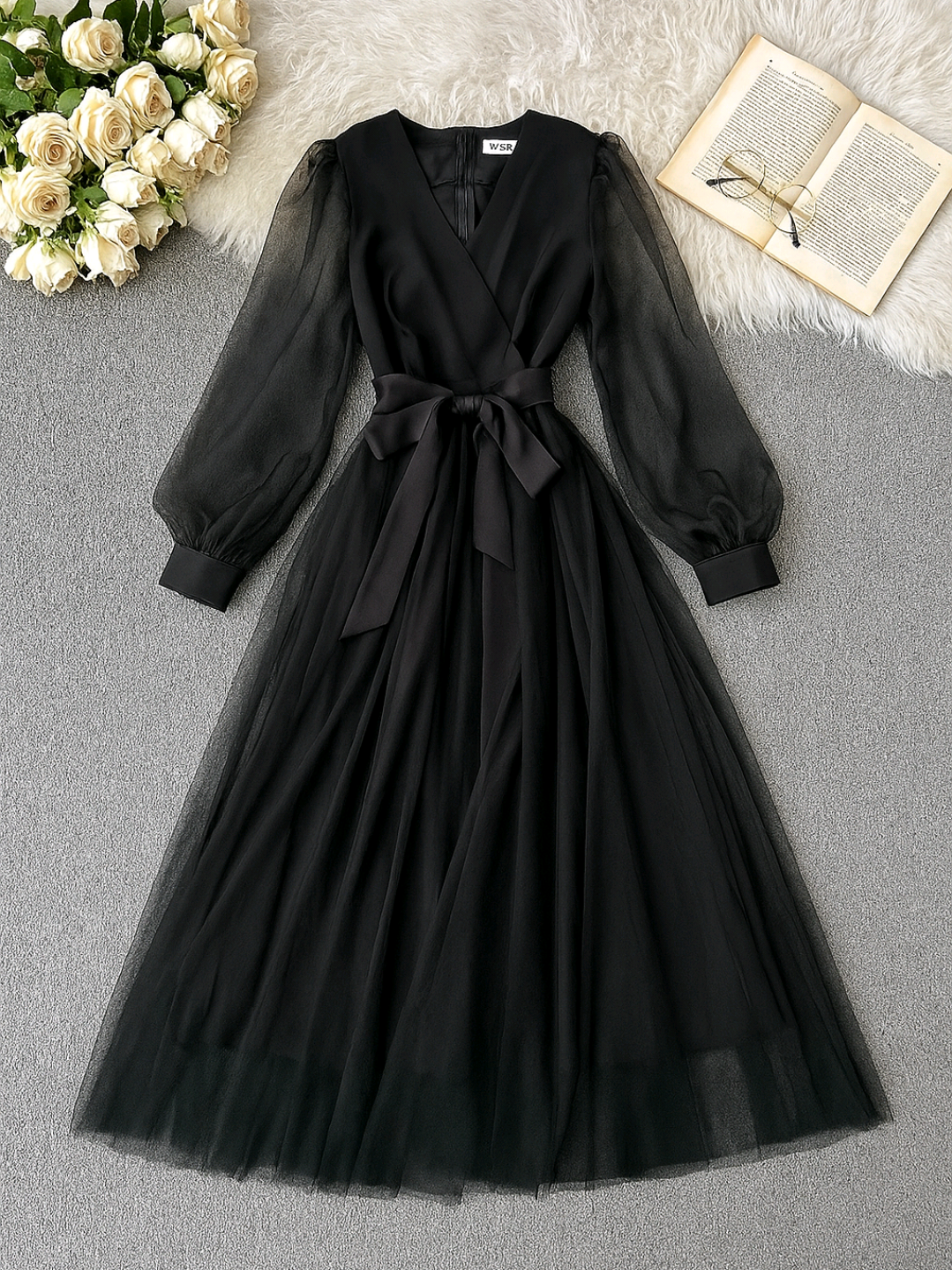 ✨ Elegan & Anggun ✨ Dress hitam ini hadir dengan desain simpel tapi classy, dilengkapi lengan balon transparan yang memberi sentuhan feminin, serta pita manis di pinggang yang bikin siluet tubuh lebih ramping. Cocok banget buat acara formal, dinner romantis, atau sekadar tampil kece di OOTD harian kamu. Bahan ringan dan flowy bikin nyaman dipakai seharian, dijamin bikin kamu jadi pusat perhatian 💃🖤 🌹 Wajib punya untuk kamu yang suka tampil elegan tanpa ribet! #DressHitamElegan #OOTDKece #FYPStyle #OOTDWanita #DressPanjang 