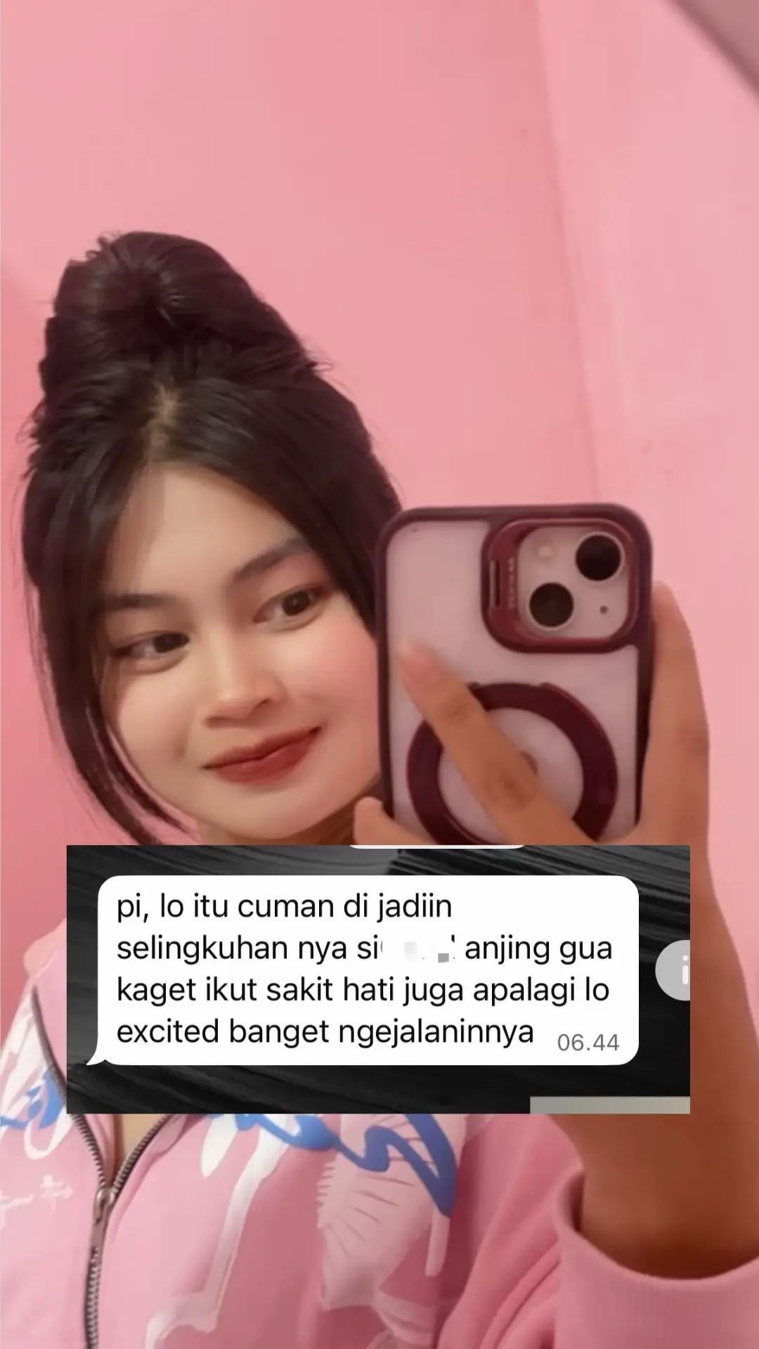 titik tertinggi dirikuu sekaranggg adalahh sudahhh beranii memblokir semuaa sosmed dirinyaa meskipun diriku tidakk menginginkan itu, tetapi harus ku lakukann agarr bisa melupakann dirinyaa, akhirnya aku milih memblokir semua sosmednya dan hapus nomornya, bukan berarti aku gak bisa lupain dia, tapi itu cara ngebuktiin kalau aku bener