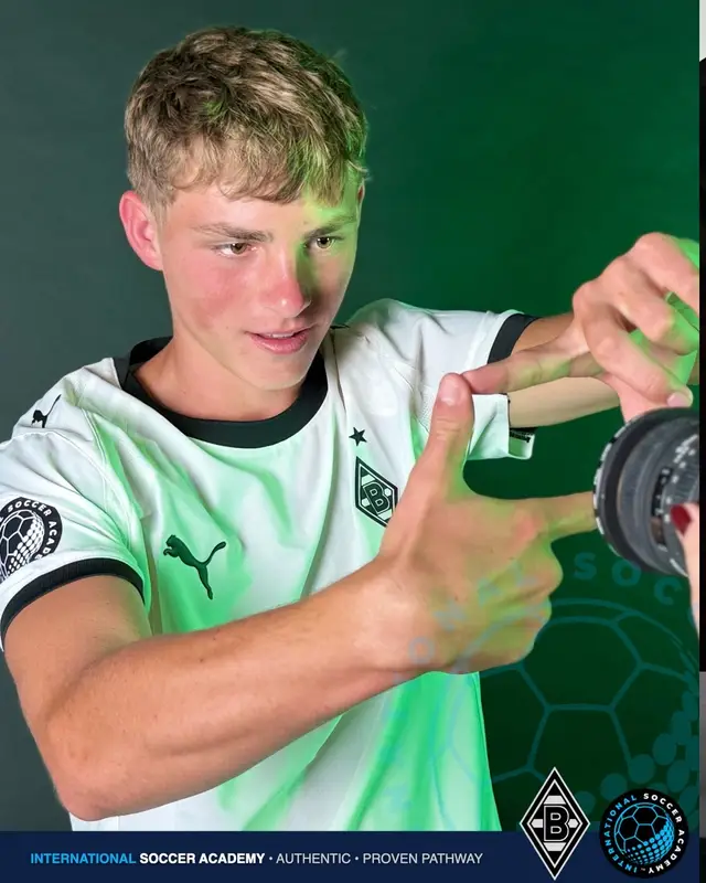 Just like the pros, they got the full treatment  at Borussia Mönchengladbach — headshots, action shots, and plenty of time in front of the camera. It was all about capturing those official photos that will soon be featured on the club’s website, right alongside the youth academy players. For our guys, it was a pretty special moment. Media days are something they’ve all watched the pros do, and now they got to experience it for themselves. Tons of laughs, plenty of poses, and a few behind-the-scenes moments we had to share. 👀⚽️ Big step in making this season feel real. 💚 #InternationalSoccerAcademy #DieFohlen #BorussiaMönchengladbach