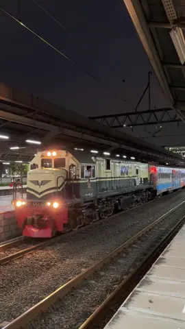 Asisten Masinis ramah kereta api Bogowonto (Bogosaka). Berangkat stasiun Jatinegara. Lokomotif Vintage cc201 83 34 dipo induk SMC. Full Rangkaian Stainless Steel New Generation. #kai121 #railfansindonesia #keretaapi #masinis #fyp 