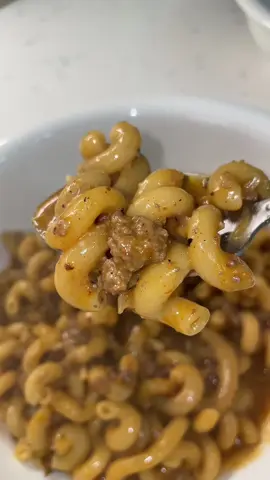 Hamburger helper 😛🔥 #hamburgerhelper #easydinnerideas #DinnerIdeas #pasta #pastarecipe  1 lb ground beef 1 yellow onion  3 cloves garlic  1 box beef broth  3-4 tbs Tom paste 3 tbs butter  1 1/2 cups shredded cheddar Pasta of your choice  Seasoning  Salt & Pepper 1 tspn chili powder  1 tspn garlic powder  1 tspn paprika  1 tspn adobo Garlic & herb seasoning  Pinch of red pepper flakes Brown beef, remove any excess oil. Then add in onion and sauté for a few minutes. Next add in garlic and sauté for another 2 min. Next add in tomato paste and mix. Let cook off for a few minutes then, add in beef broth. Mix and add seasoning. Bring broth to a low boil then add in uncooked pasta. Mix and cover. Simmer until pasta softens. Next add in butter and shredded cheese. Let everything melt together then serve. Add extra broth, cream or water for a looser sauce. 😁