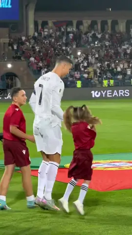 الطفلة تقلد الأسطورة كريستيانو رونالدو 😂❤️#cristianoronaldo #alnassr #cr7 #sportsontiktok #ronaldo 