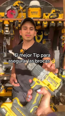 Este es el truco para que no se te suelten las brocas o puntas en tus Taladros inalámbricos 👌 #dewalt #herramientas #milwaukee #taladro #brocas #tips #hack #trucos #cristianoronaldo #messi #paratii @DEWALT LATAM @DEWALT @Milwaukee Tool 